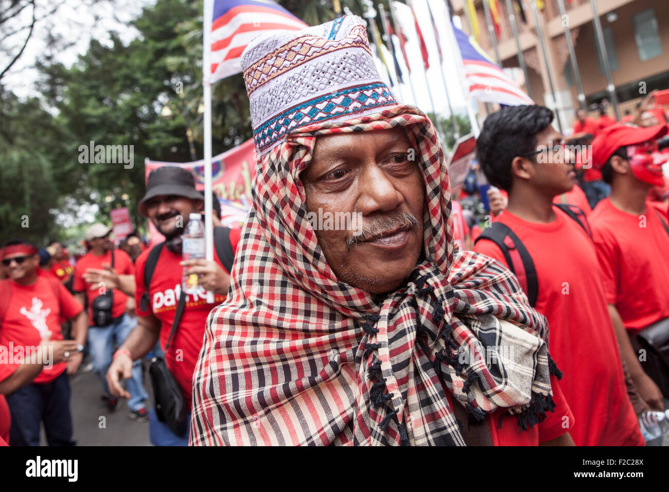 Kuala Lumpur, Malaysia. 16. Sep, 2015. Regierungstreuen red Shirt Demonstranten nehmen Teil an einer Demonstration in Kuala Lumpur, Malaysia, Mittwoch, 16. September 2015. Tausende von pro-malaiischen Demonstranten gingen auf die Straße von Kuala Lumpur am Mittwoch in einer Kundgebung als Förderung der malaiischen Vorherrschaft in der multi-ethnischen Nation gesehen. Hochrangige politische Vertreter und Oppositionsparteien geäußerten Bedenken der Rallye rassische Spannungen gleichzeitig entflammen könnte als Premierminister Najib Razak unter intensivem Druck über einen angeblichen Korruptionsaffäre zurücktreten wird. Bildnachweis: Asien-Datei/Alamy Live-Nachrichten Stockfoto