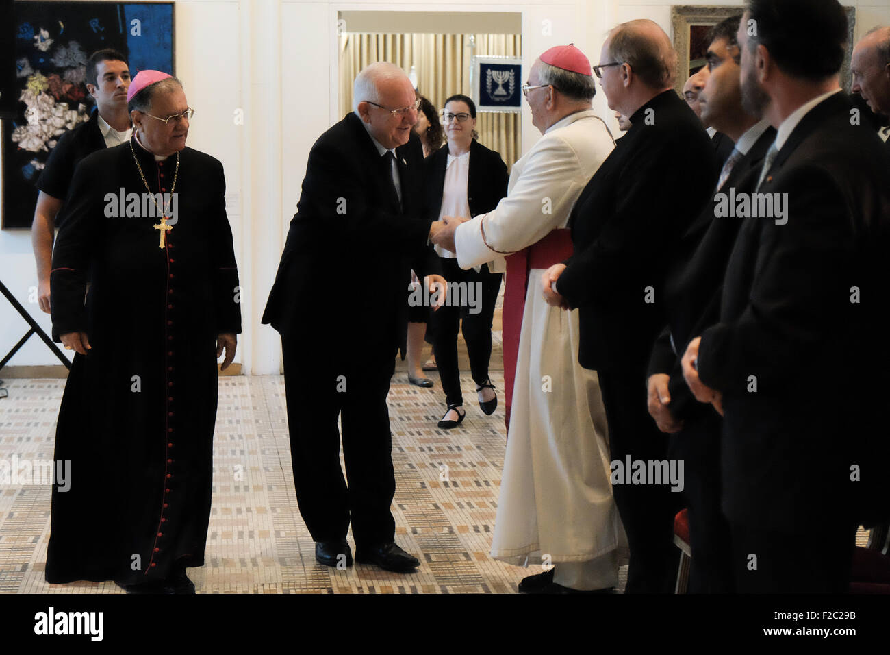 Jerusalem. 16. Sep, 2015. Präsident des Staates Israel, REUVEN RIVLIN, empfängt eine Delegation des Rates der Bischofskonferenz Konferenzen von Europa, Consilium Conferentiarum Episcoporum Europae, MOE-Staaten, von Kardinal Peter Erdo, in der Residenz des Präsidenten geführt. Bildnachweis: Nir Alon/Alamy Live-Nachrichten Stockfoto