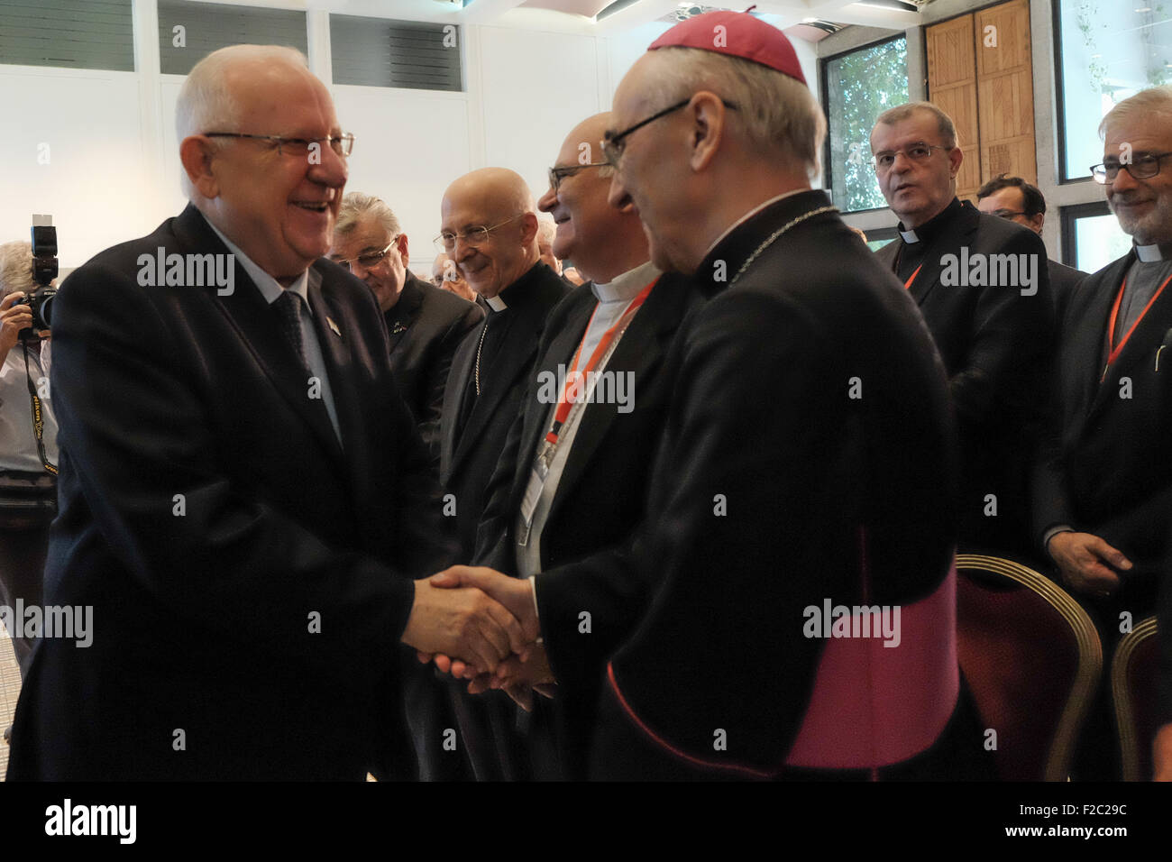 Jerusalem. 16. Sep, 2015. Präsident des Staates Israel, REUVEN RIVLIN (L), empfängt eine Delegation des Rates der Bischofskonferenz Konferenzen von Europa, Consilium Conferentiarum Episcoporum Europae, MOE-Staaten, von Kardinal Peter Erdo, in der Residenz des Präsidenten geführt. Bildnachweis: Nir Alon/Alamy Live-Nachrichten Stockfoto