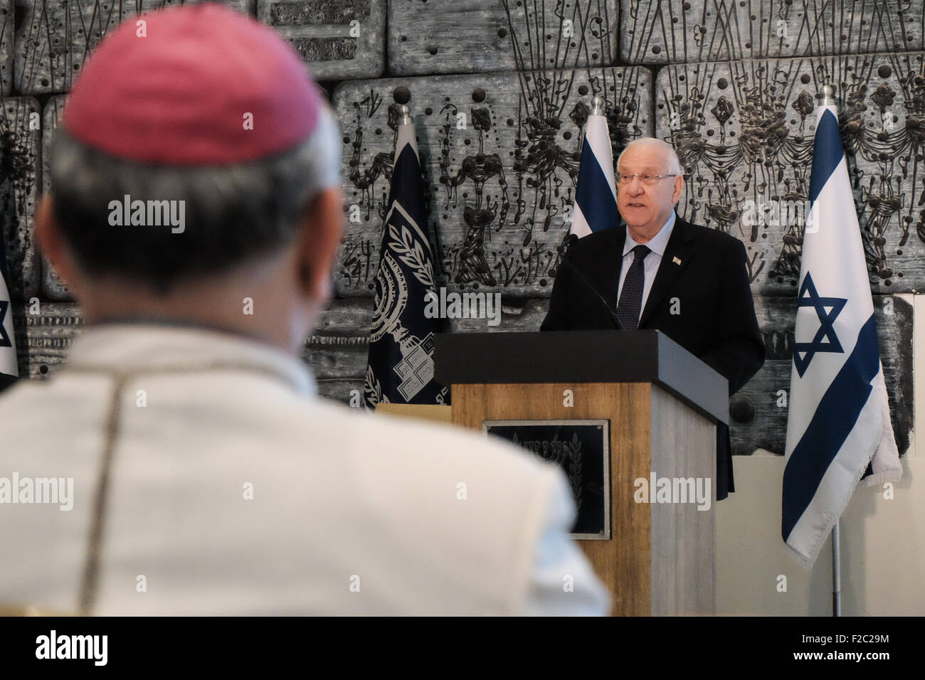 Jerusalem. 16. Sep, 2015. Präsident des Staates Israel, REUVEN RIVLIN, befasst sich in seiner Residenz eine Delegation des Rates der Bischofskonferenz Konferenzen Europa, Consilium Conferentiarum Episcoporum Europae, MOE-Staaten, unter der Leitung von Präsident des Rates, Kardinal Peter Erdo. Bildnachweis: Nir Alon/Alamy Live-Nachrichten Stockfoto