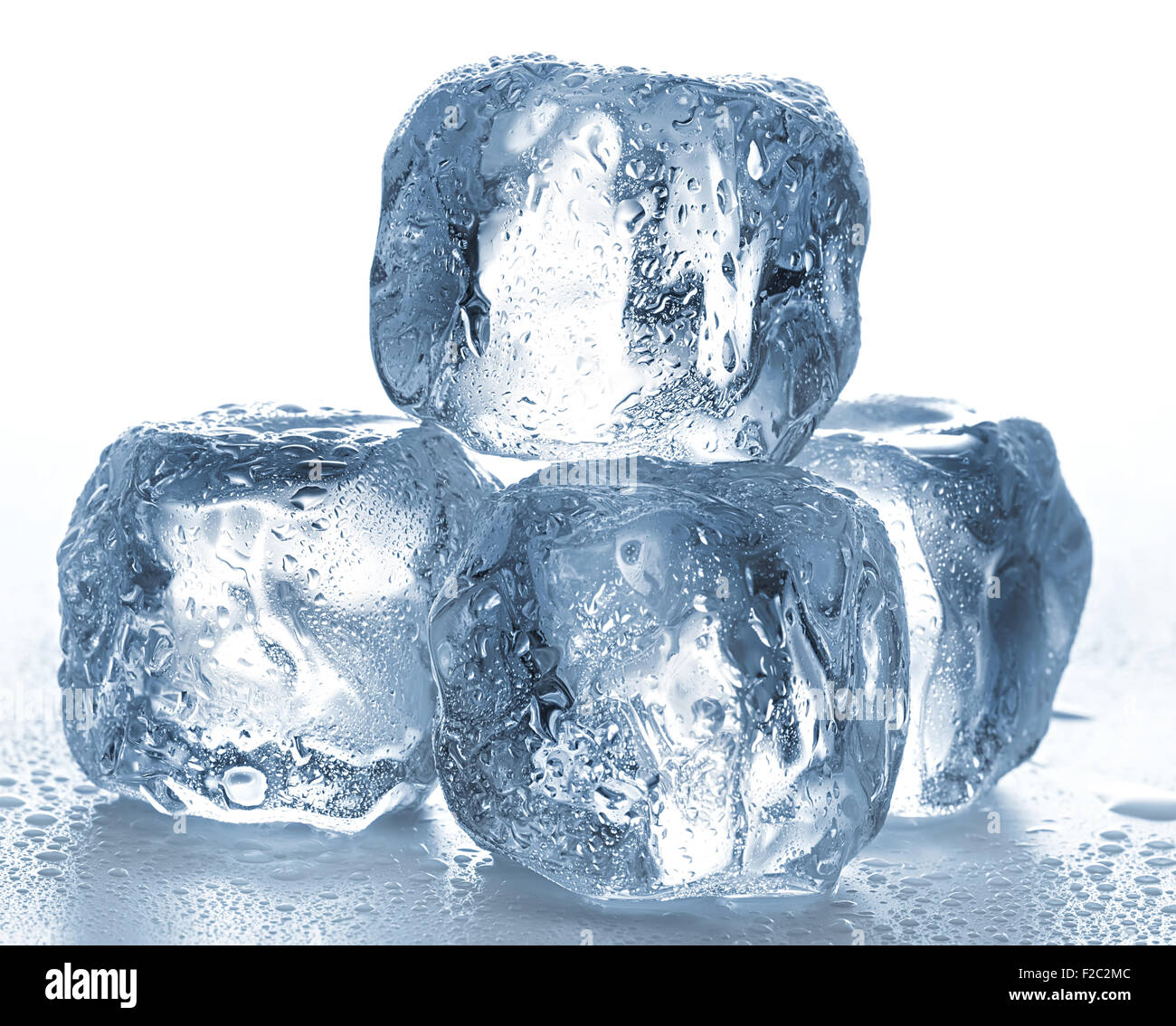 Eiswürfel auf weißem Hintergrund. Stockfoto