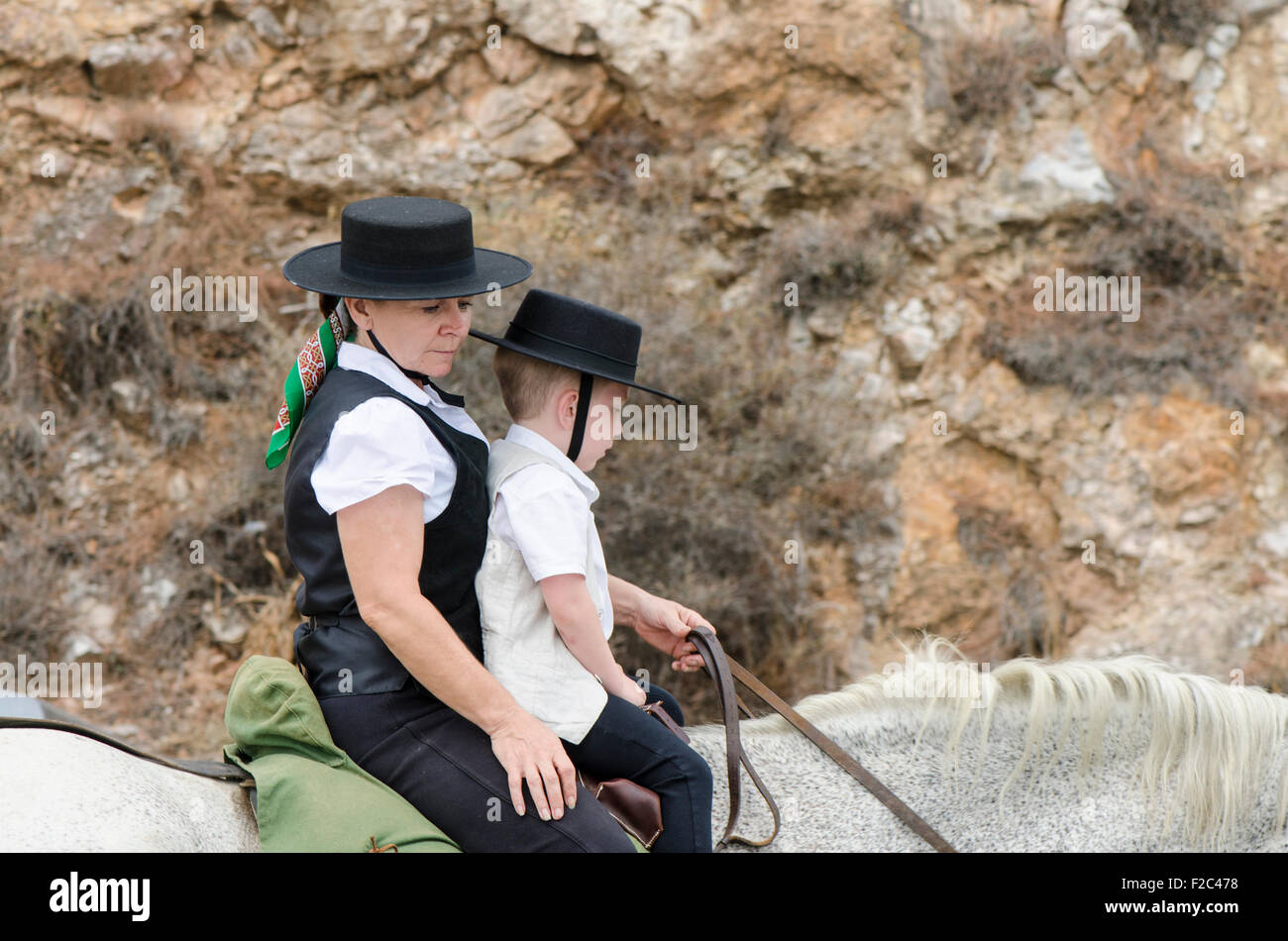 Frau und junge auf Pferd tragen Cordobes Hüte in traditioneller Tracht während der Feria von Mijas Andalusien, Spanien. Stockfoto