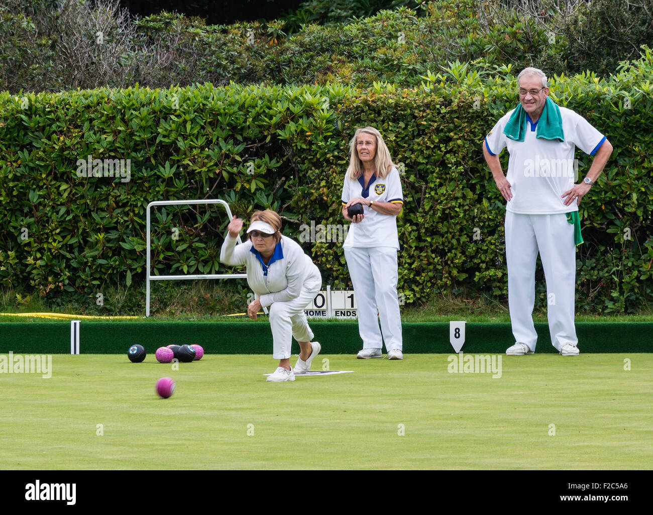 Menschen spielen Boule auf dem Argyll Bowling Club, Westbourne, Bournemouth, Dorset, England, Großbritannien Stockfoto