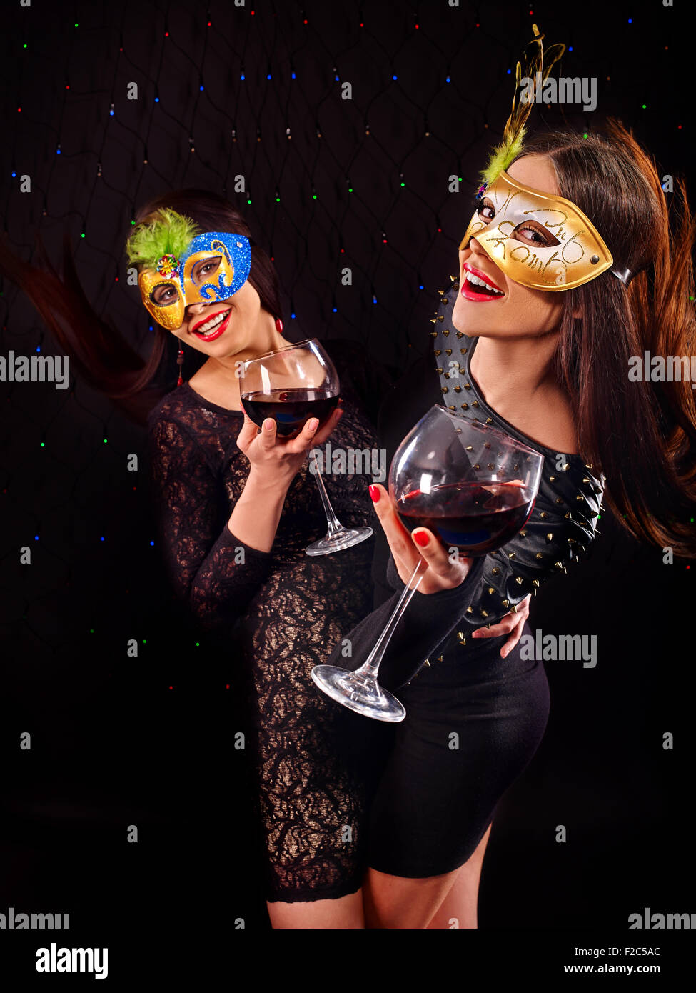 Zwei sexy Lesben mit Rotwein ablöschen Stockfotografie - Alamy