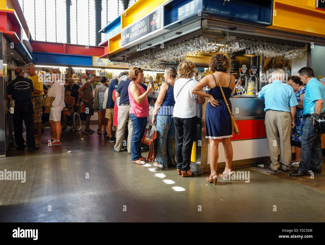 Innere des Atarazanas, Markthalle mit Besuchern, die Meeresfrüchte Tapas in Málaga, Andalusien, Spanien. Stockfoto