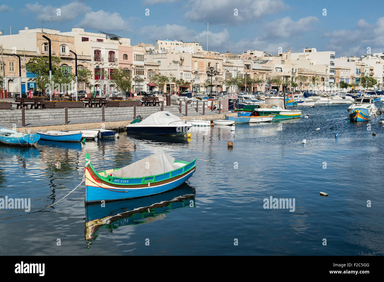 Malta, 28. Dezember 2014 die Harbourfront der Ta Xbiex und Gzira Viertel gegenüber der alten Hauptstadt Valetta. Stockfoto