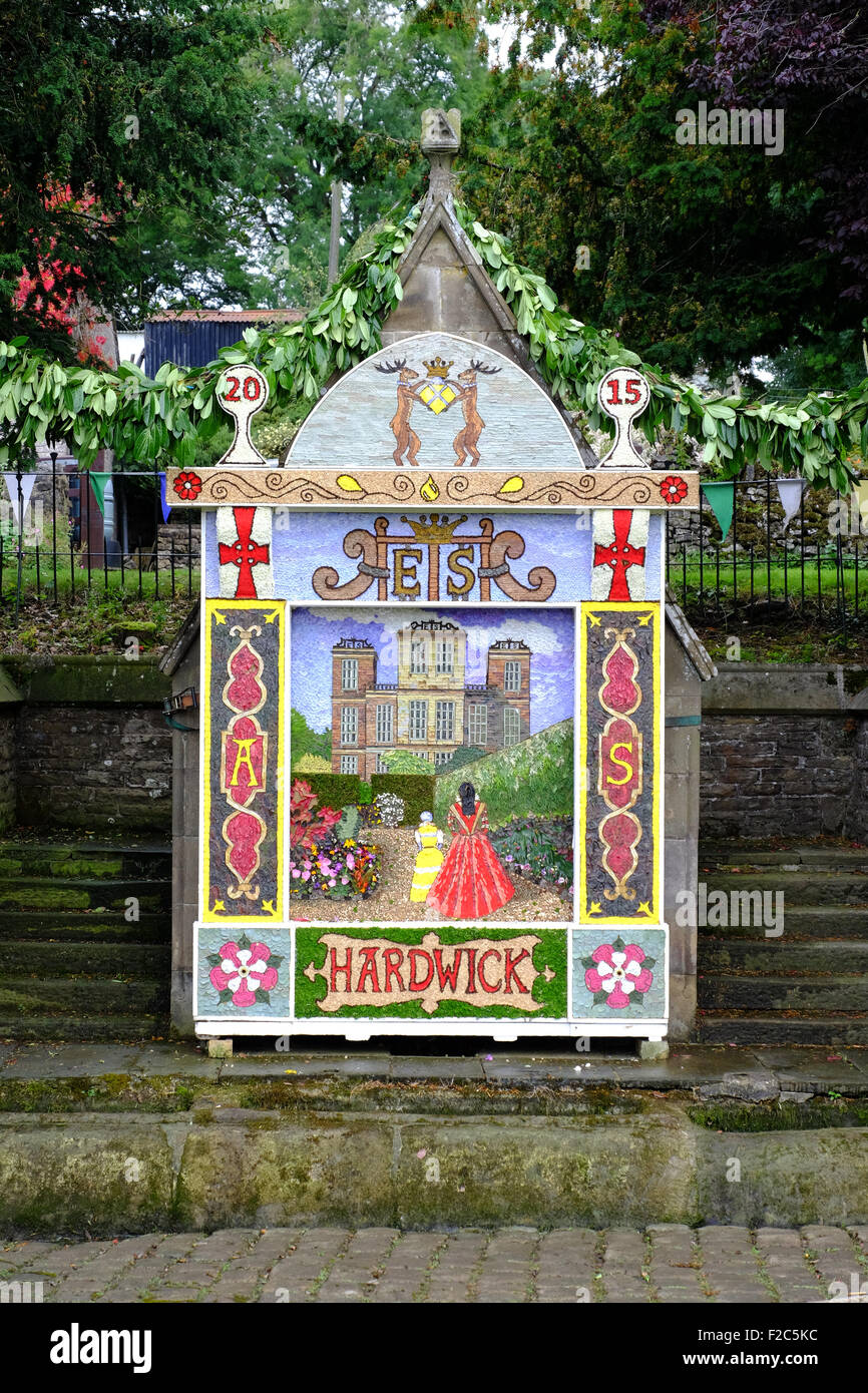 Brunnen-Dressing in Wormhill, Derbyshire-der Sommer Brauch Dressing Brunnen oder Quellen mit Blütenblättern. Stockfoto