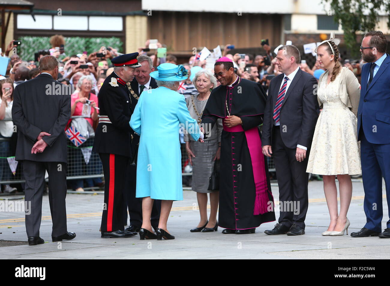 Die Königin und der Duke of Edinburgh besuchen das Broadway Theater während ihrer Engagements in Dagenham und Barking.  Mitwirkende: Königin Elizabeth II., Prinz Philip, Herzog von Edinburgh wo: London, Vereinigtes Königreich bei: 16. Juli 2015 Stockfoto