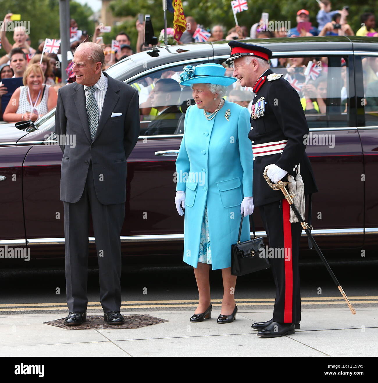 Die Königin und der Duke of Edinburgh besuchen das Broadway Theater während ihrer Engagements in Dagenham und Barking.  Mitwirkende: Königin Elizabeth II., Prinz Philip, Herzog von Edinburgh wo: London, Vereinigtes Königreich bei: 16. Juli 2015 Stockfoto