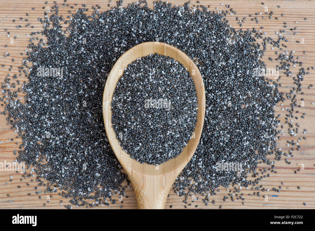 Salvia Hispanica Samen. Chia-Samen in und um einem Holzlöffel Stockfoto