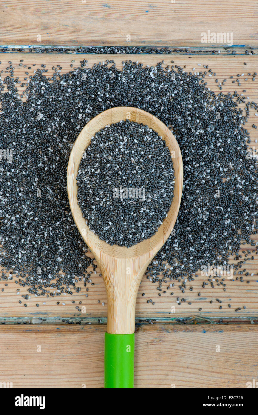 Salvia Hispanica Samen. Chia-Samen in und um einem Holzlöffel Stockfoto