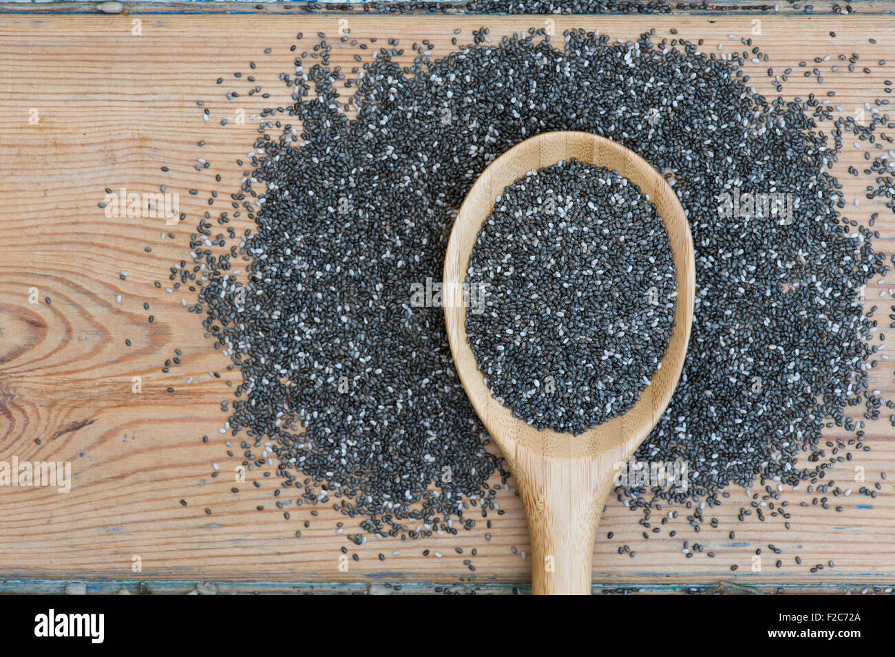 Salvia Hispanica Samen. Chia-Samen in und um einem Holzlöffel Stockfoto