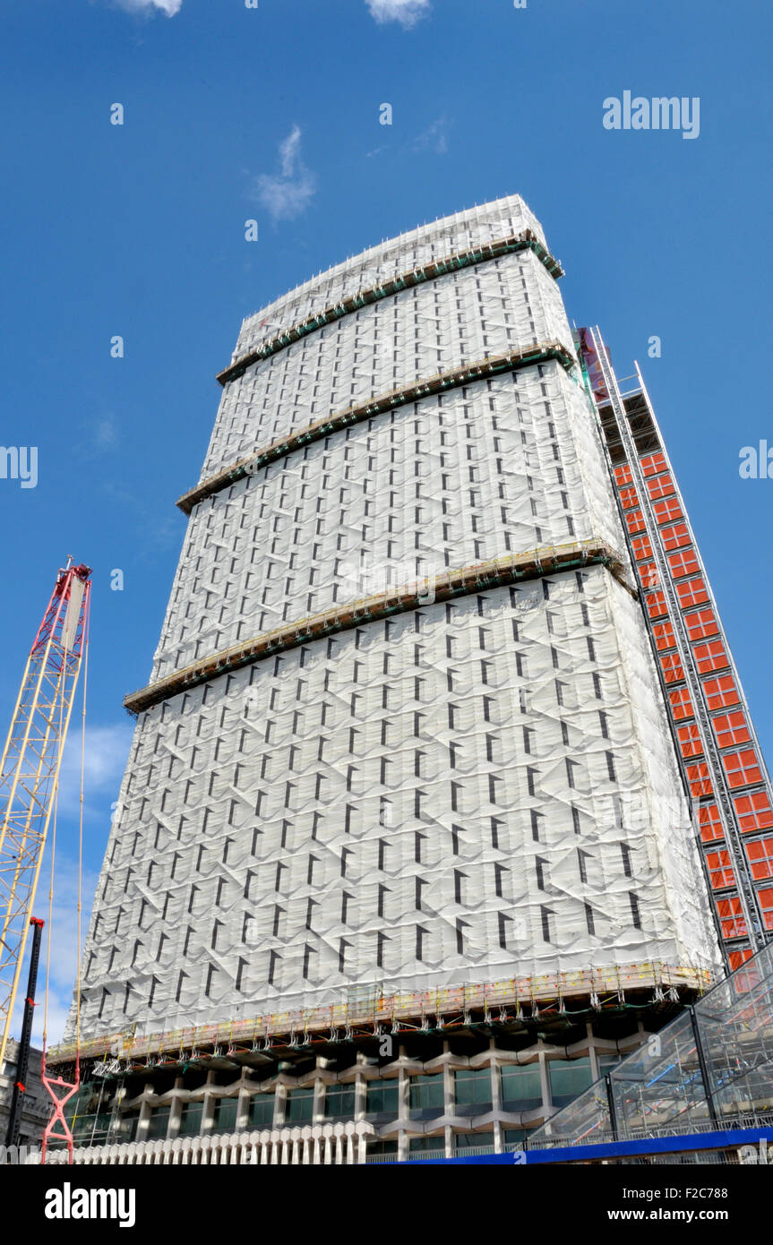 London, England, Vereinigtes Königreich. Mittelpunkt ausgehend von Charing Cross Road / Oxford Street verdeckt für die Renovierung (August 2015) Grad I Stockfoto