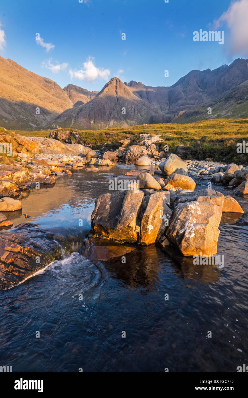 Sgurr eine Fheadain in der Black Cuillin Berge von Skye, Schottland, gesehen von den Fairy-Pools am Fluss spröde Stockfoto