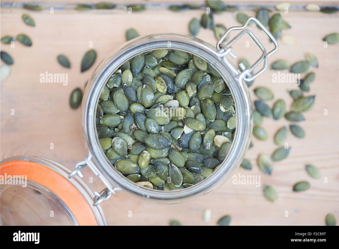 Kürbiskerne in einem kilner Aufbewahrungsbecher Stockfoto