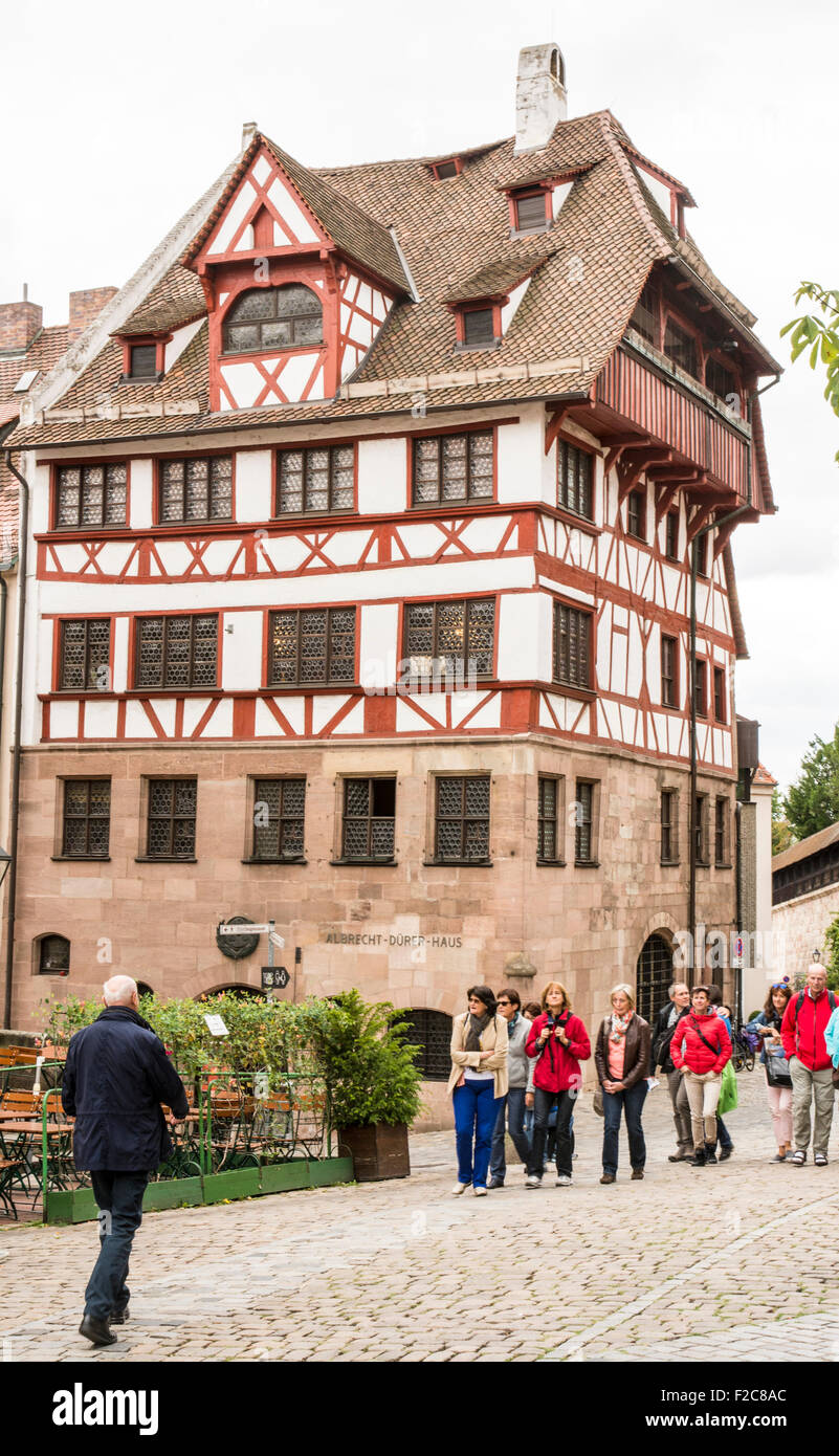 Nürnberg, Deutschland - 5. SEPTEMBER: Tourist vor dem Albrecht-Dürer ... Nürnberg, Deutschland - 5. SEPTEMBER: Tourist vor dem Albrecht-Dürer ...