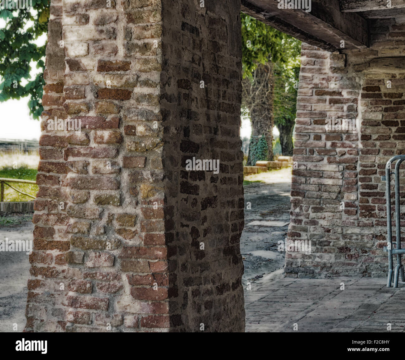 Quadratischer Ziegel Spalte Land-Mühle aus dem 15. Jahrhundert, Molino di Scodellino, rustikalen Gebäude aus Ziegelsteinen gebaut und immer noch funktioniert aber auf trockenen Wasserkanal in italienischen Landschaft. Stockfoto