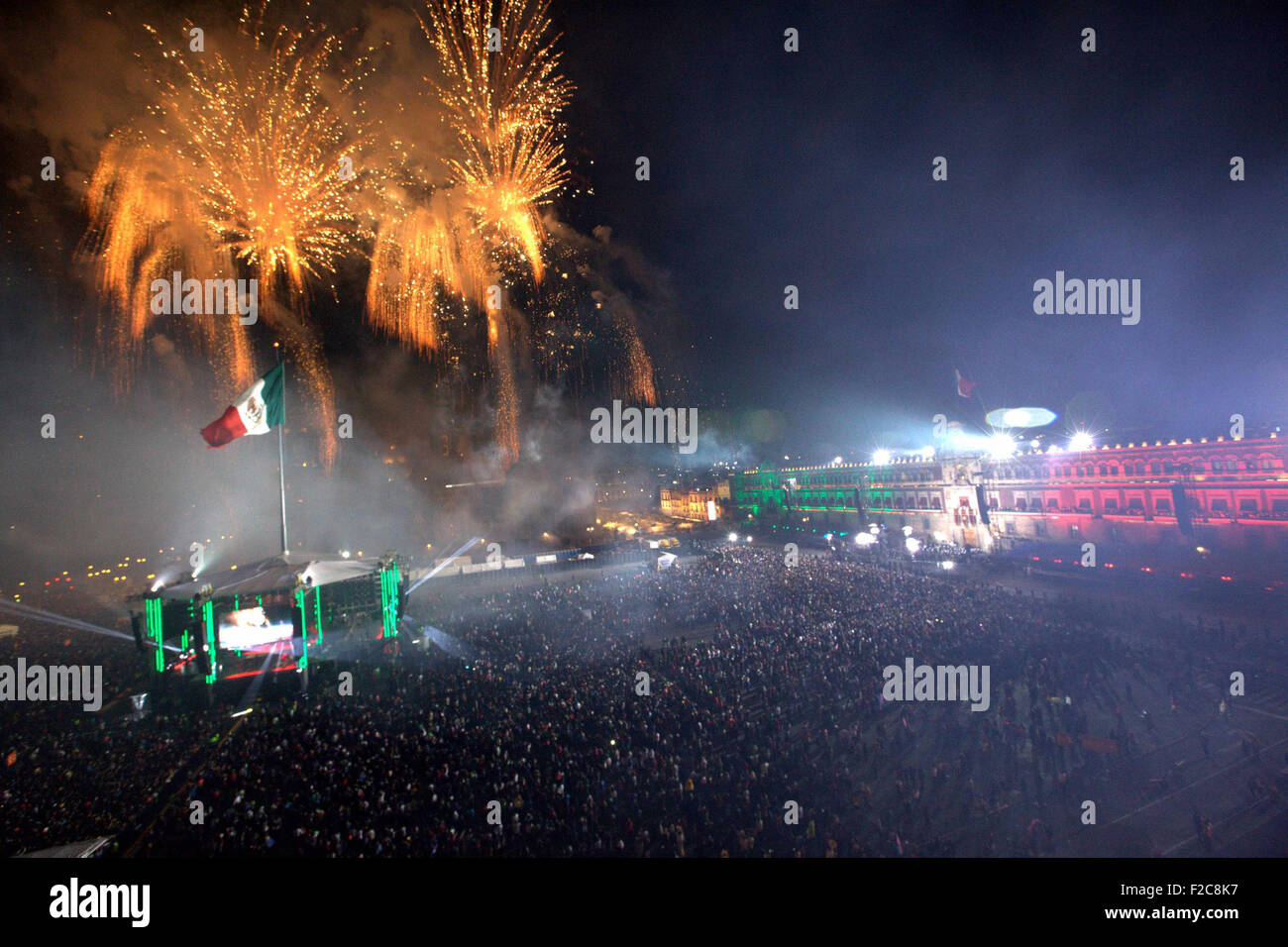 Mexico City, Mexiko. 15. Sep, 2015. Feuerwerke sind während der Feierlichkeiten der "Cry of Independence" von Mexikos Präsident Enrique Pena Nieto am Syntagma-Platz in Mexiko-Stadt, Hauptstadt von Mexiko, führte am 15. September 2015 gesehen. Bildnachweis: Jose Pazos/NOTIMEX/Xinhua/Alamy Live-Nachrichten Stockfoto