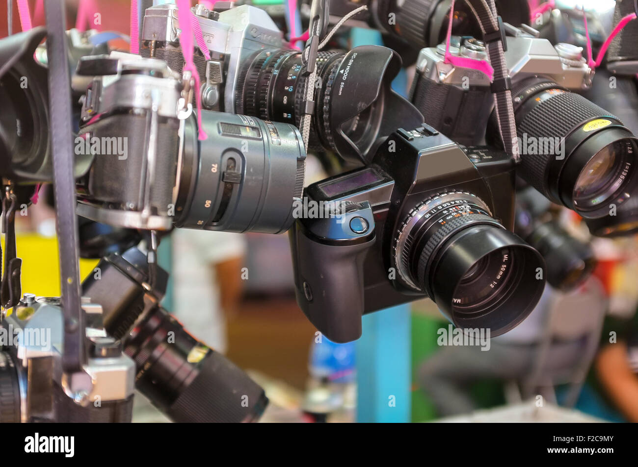 Alte Kameras aufhängen zum Verkauf an ein outdoor-Markt in Hongkong Stockfoto