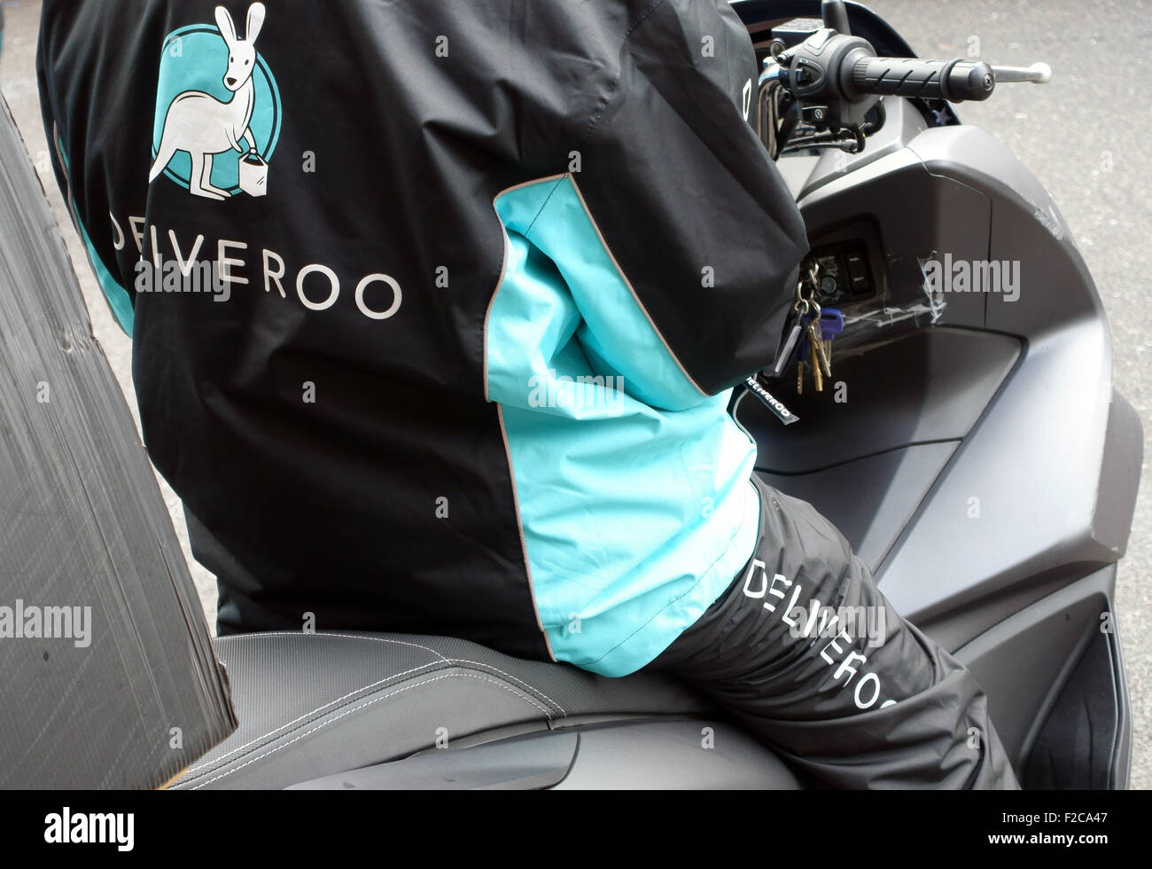 Deliveroo Restaurant Essen Lieferung Moped und Fahrer, London Stockfoto