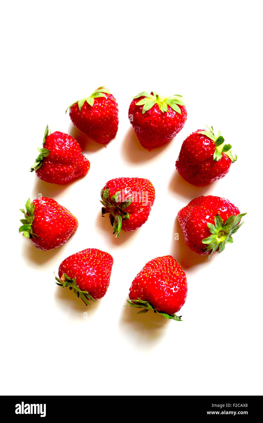 Frische Erdbeeren isoliert auf weißem Hintergrund Kreis vertikale Stockfoto