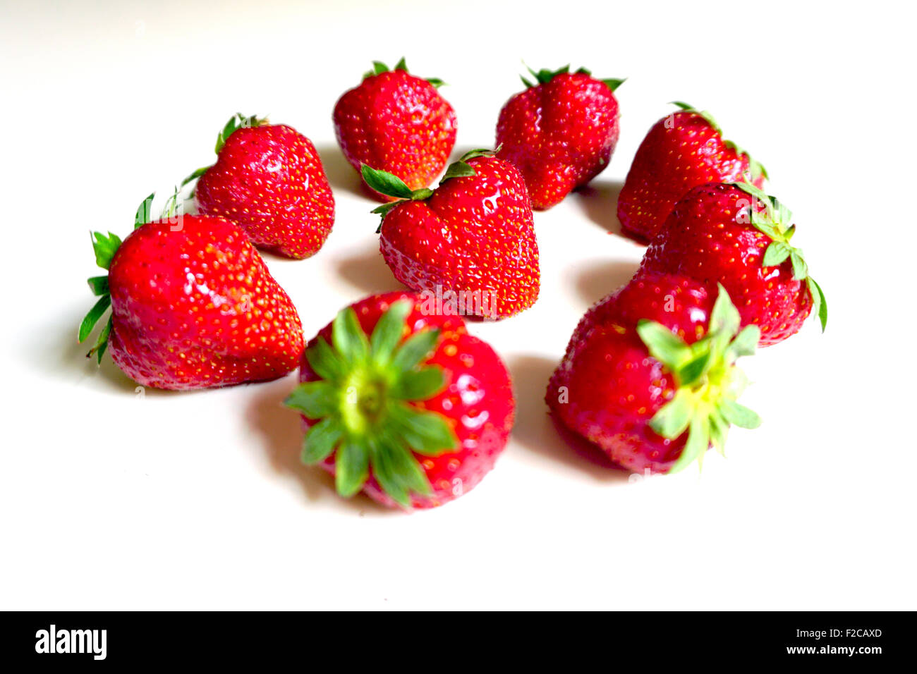 Frische Erdbeeren auf weißem Hintergrund isoliert hautnah Stockfoto