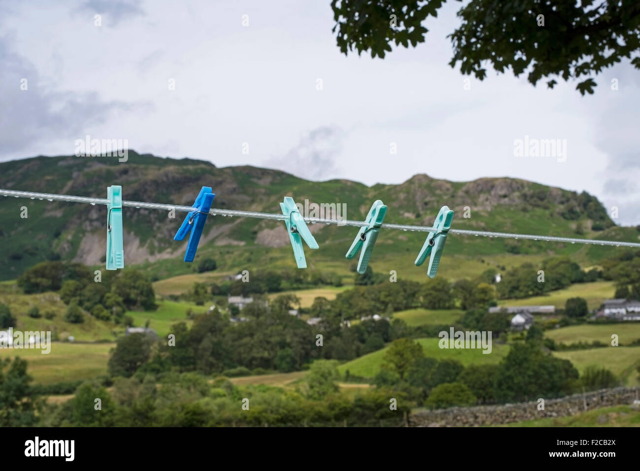 Fotografieren Sie Wäscheklammern auf Linie, wenig Langdale, Nationalpark Lake District, England, UK. Stockfoto