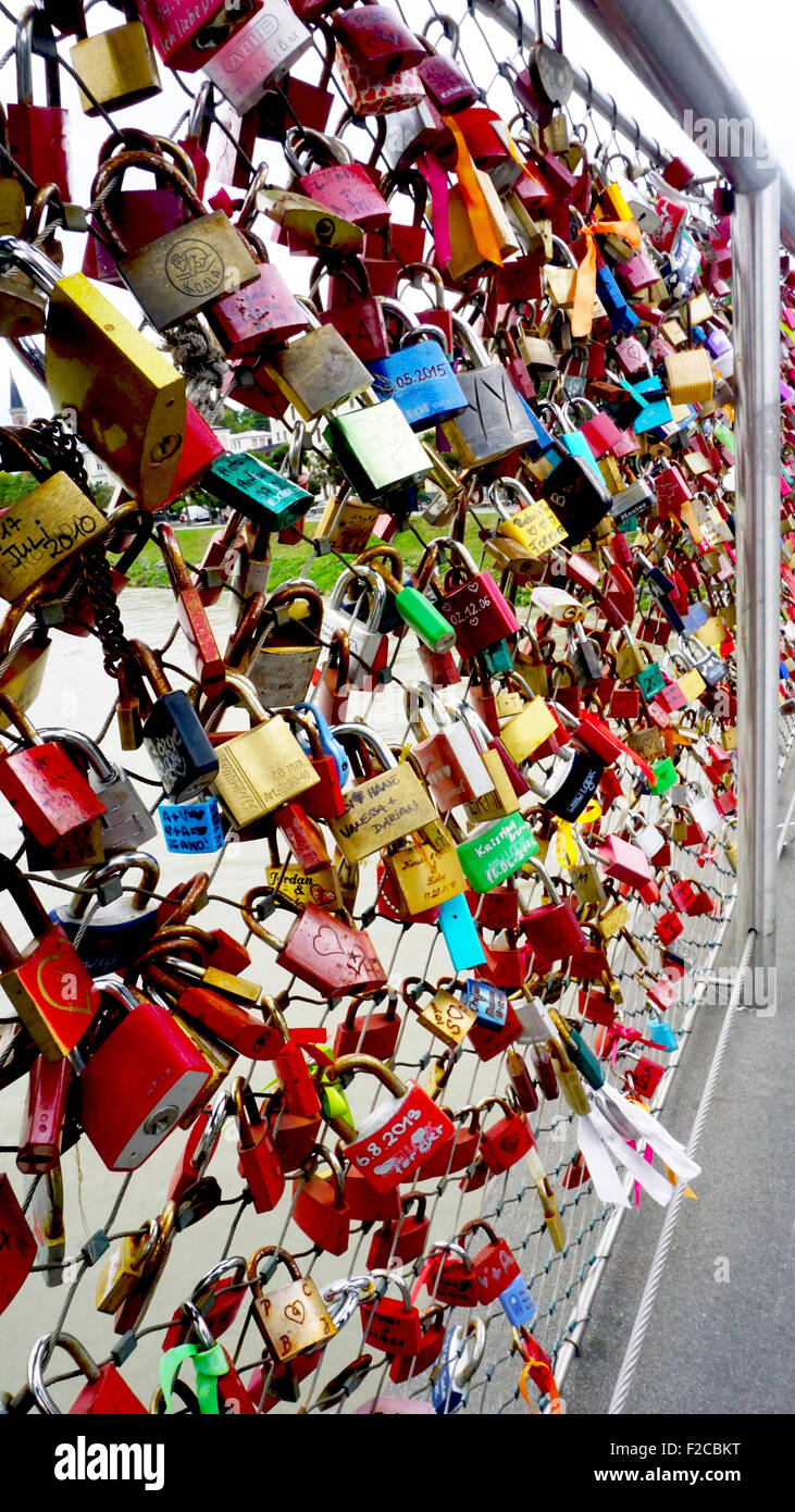 Tastensperre das Geländer auf der Brücke über Salzach Fluss in Salzburg, Österreich Stockfoto