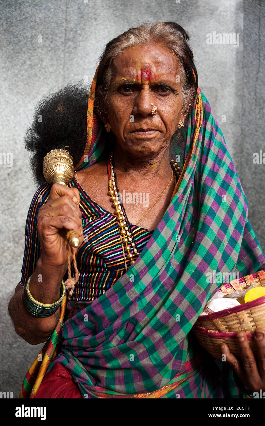 'Jogappa': Mann zu heiraten, der hinduistische Göttin Yellamma. Diese Männer verkleiden wie die Frauen, sie sind auch die Priester der Göttin Yellamma (Indien) Stockfoto