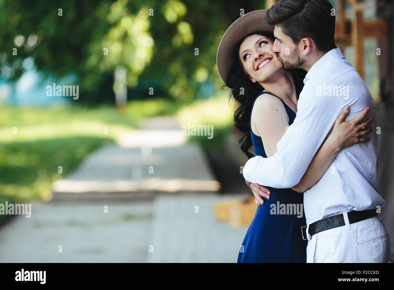 Mann und Frau umarmen einander Stockfoto