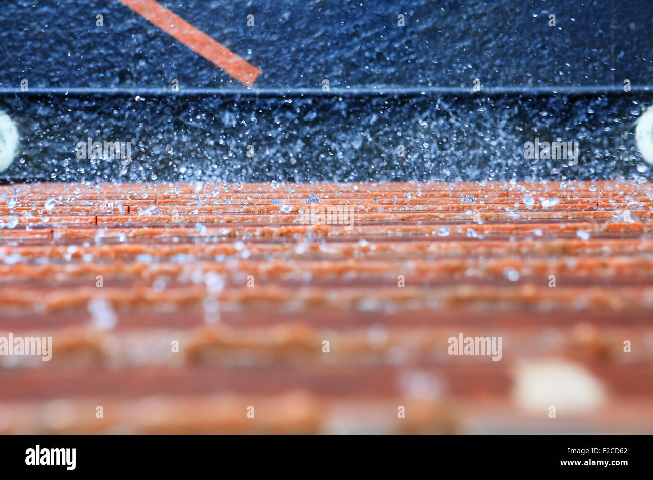 Zusammenfassung Hintergrund von Spritzwasser auf blau orange Wand Stockfoto