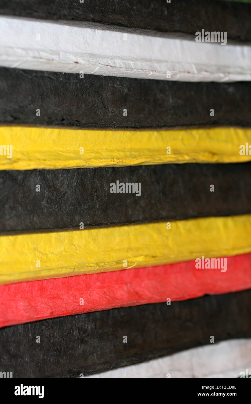Bunte Streifen Hintergrund, weiß, rot, gelb und schwarz Stockfoto