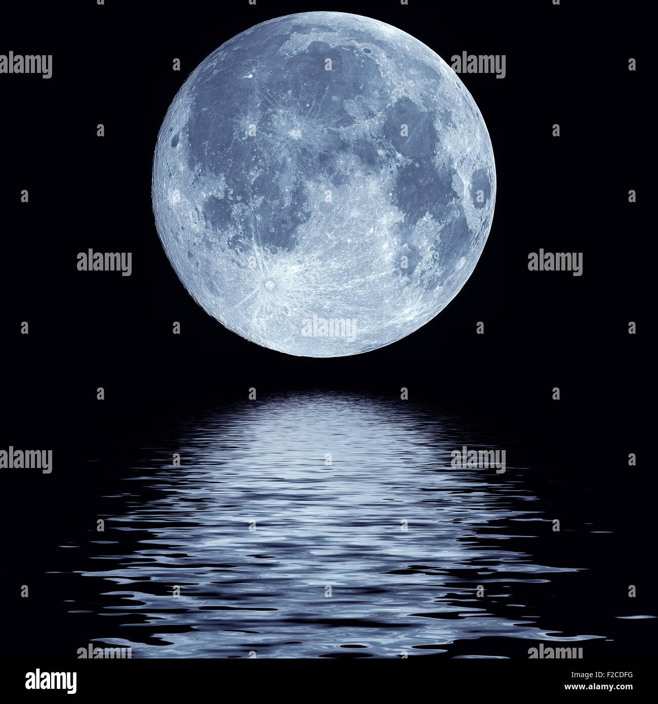 Nacht Vollmond Landschaft mit blauen Wasser Reflexion Stockfoto