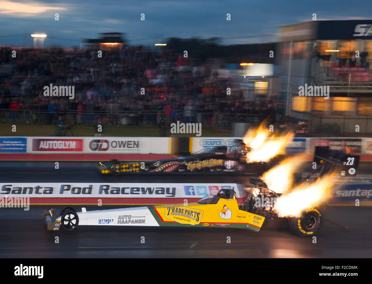 Top Fuel Dragracing in Santa Pod. Stig Neergaard jenseits V Anita Mäkelä Beifahrerseite. Stockfoto