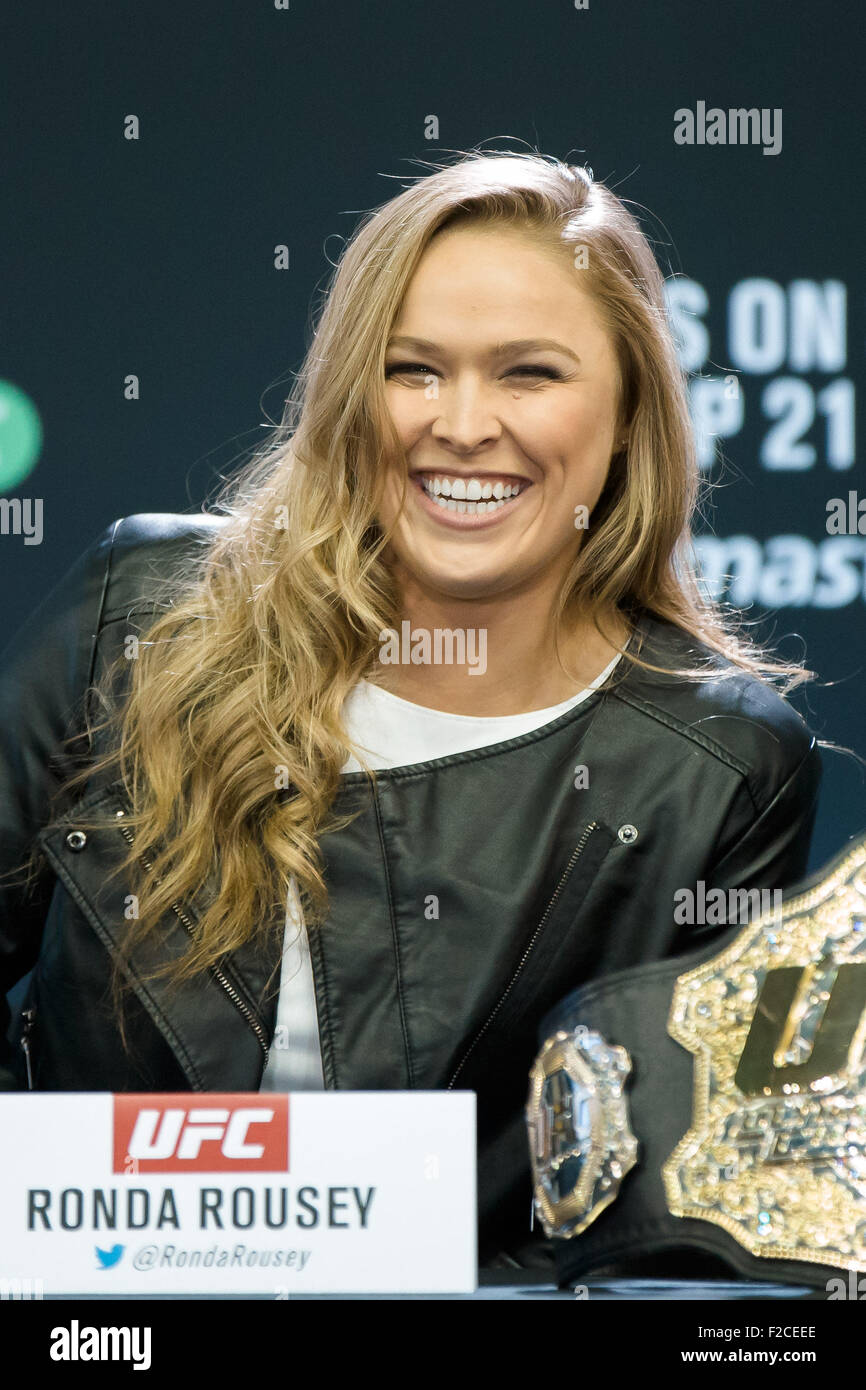 Melbourne, Australien. 16. September 2015. UFC-Champion im Bantamgewicht Ronda Rousey reagiert auf einer Pressekonferenz vor UFC 193 Etihad Stadium in Melbourne, Australien auf der 15. November 2015 stattfinden. UFC 193 als Headliner mit einem Kampf mit Kämpferinnen und wird voraussichtlich das größten live-Publikum in der Geschichte des Sports mit einer geschätzten Anwesenheit von 70.000 haben. Bildnachweis: Cal Sport Media/Alamy Live-Nachrichten Stockfoto