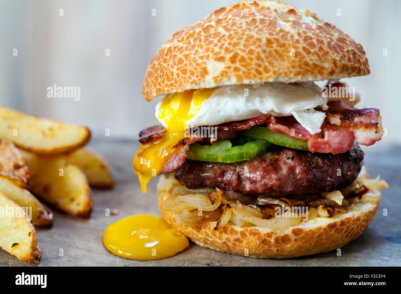 Rindfleischburger mit ei -Fotos und -Bildmaterial in hoher Auflösung ...