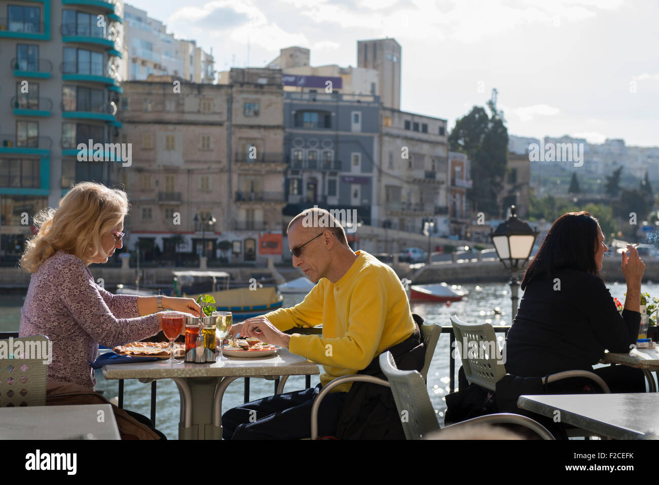 Malta, 2. Januar 2015 auf dem Weg zur Spinola Bay in St. Julian's. Viele Cafés und Restaurants.  Foto Kees Metselaar Stockfoto