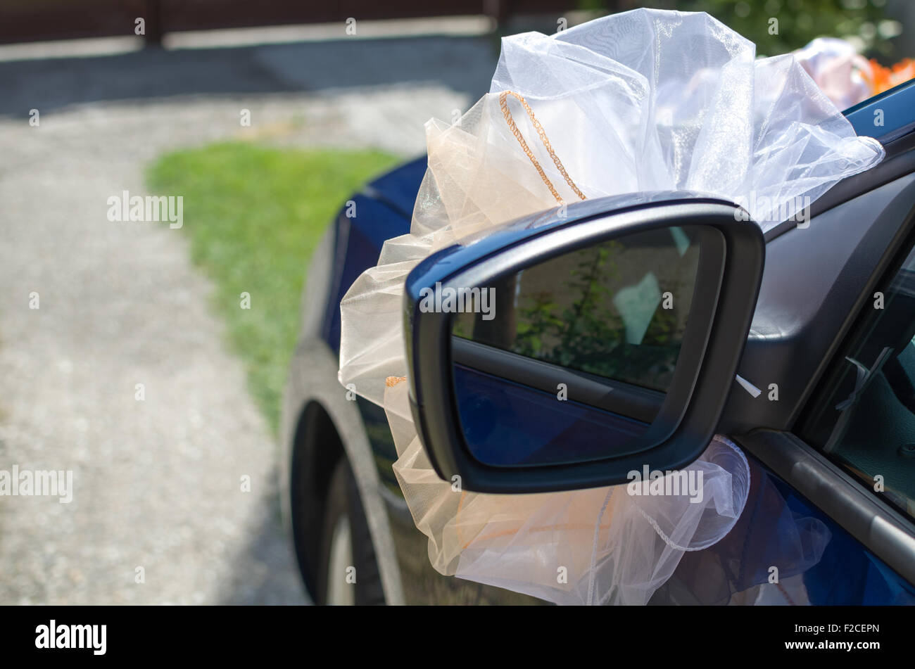 Orange und weiß Farbband Hochzeitsdekoration auf Auto Außenspiegel Stockfoto