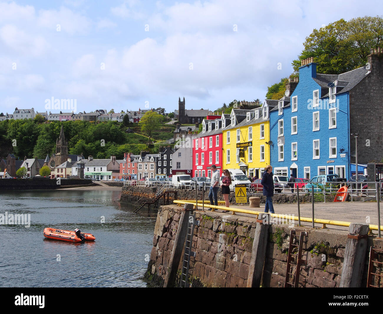 Buntes Dorf Tobermory zeigt den Kai und das Meer mit den Geschäften und Häusern auf der Insel Mull, Schottland, UK. Stockfoto