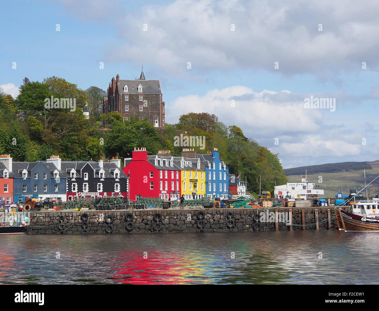 Buntes Dorf Tobermory zeigt Kai mit Hummer Töpfe und bunten Reflexionen auf der Insel Mull, Schottland, UK. Stockfoto
