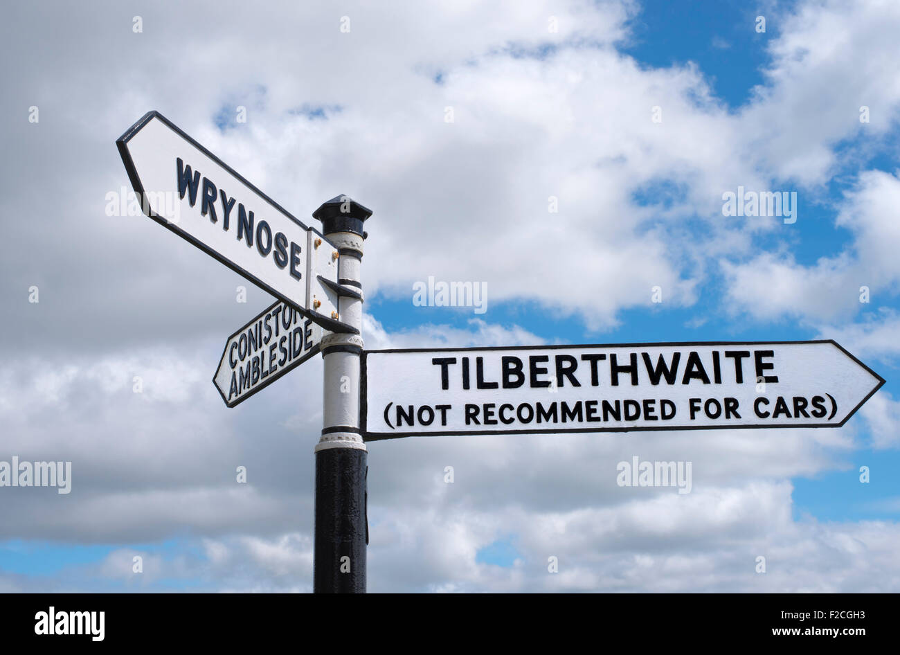 Straßenschild in kleinen Langdale, Nationalpark Lake District, England, Wrynose, Tilberthwait, Ambleside und Coniston auf. Stockfoto