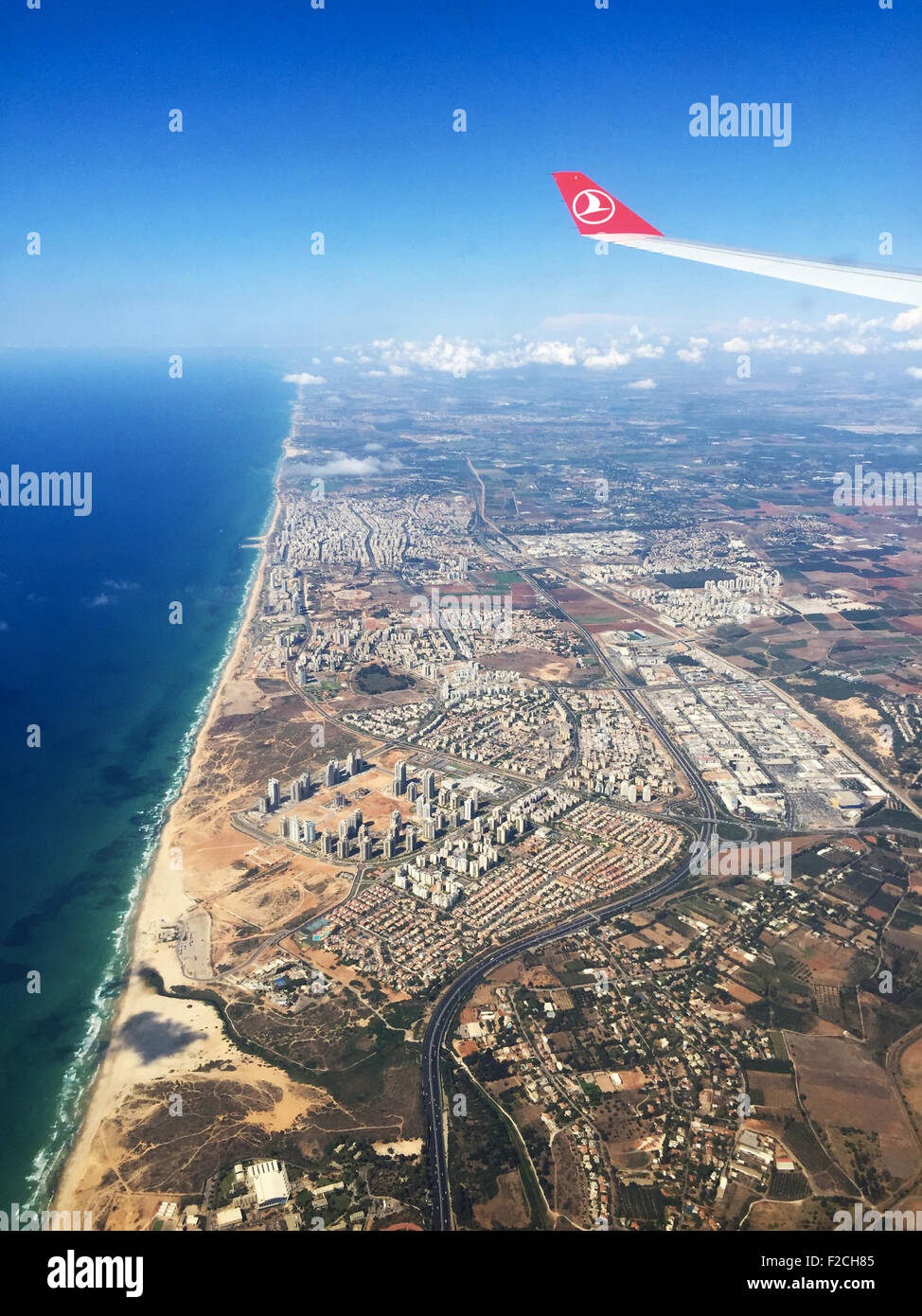 Israel: Ein Blick auf die Küste, die Strände und die Stadt Tel Aviv aus dem Flugzeug, Landung Stockfoto