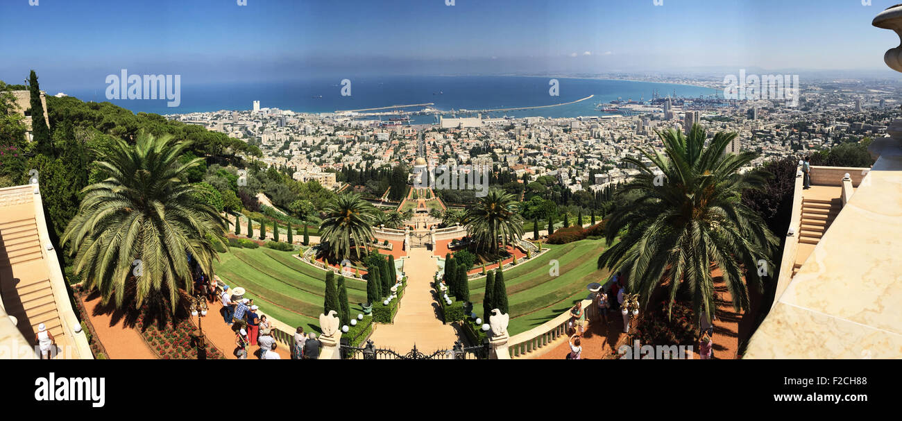 Israel: Panoramablick auf Haifa und die Bahai Gärten, Teil der Bahai World Center Gebäude, den Ort der Anbetung für die Bahai monotheistischen Religion Stockfoto