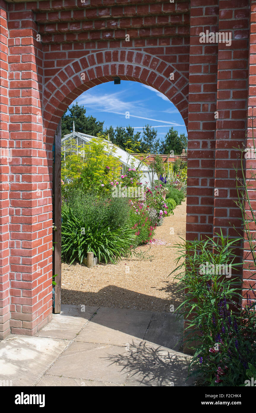 Eingang zum Jahrtausend ummauerten Garten im Osten Ruston alten Pfarrhaus Gardens Stockfoto