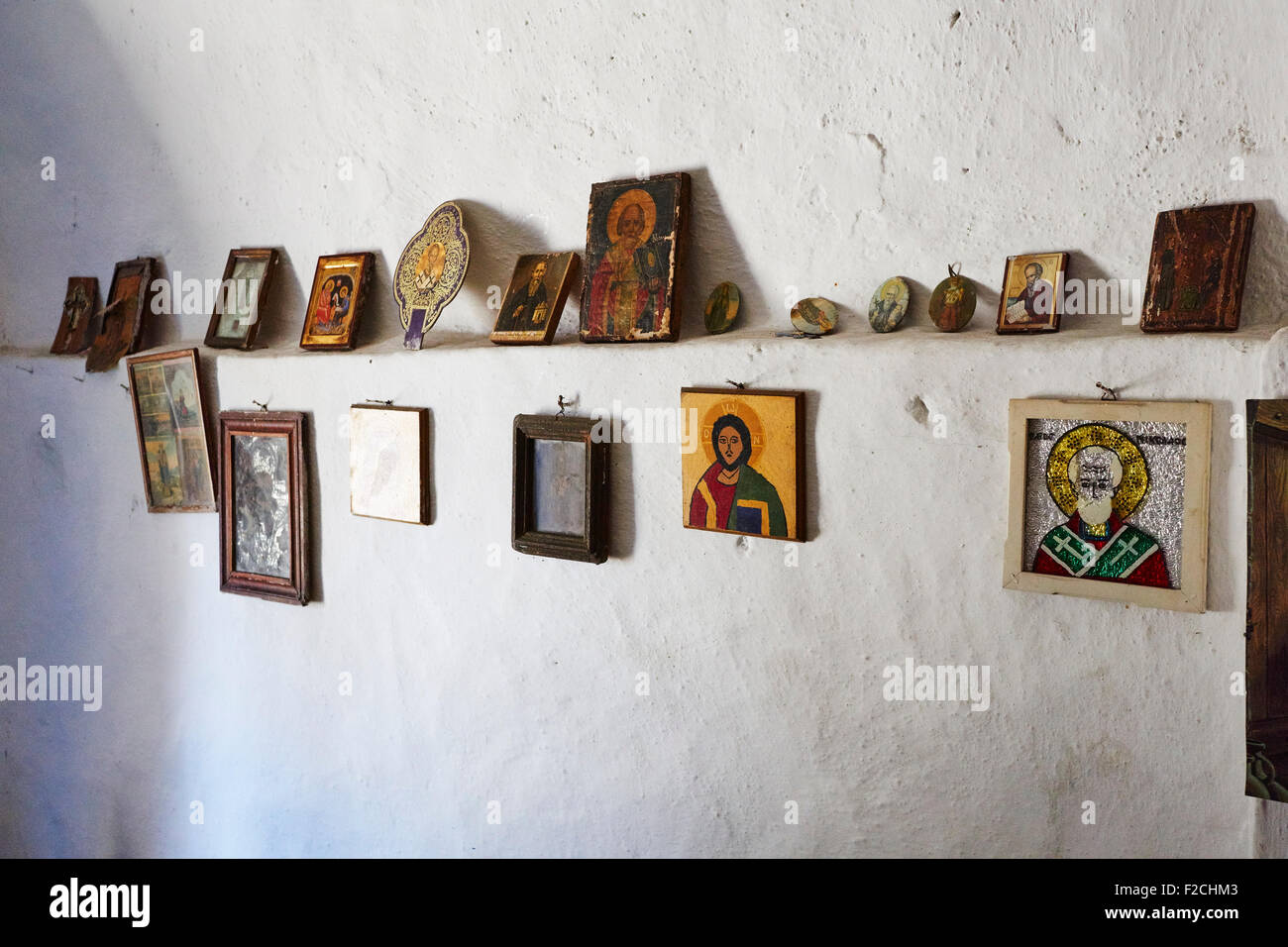 Symbole an der Wand in einer traditionellen griechischen Kirche, Ikaria, Griechenland. Stockfoto