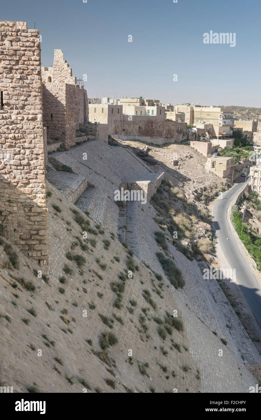 Nordostwand und Glacis Kerak (Karak) Burg in Jordanien Stockfoto