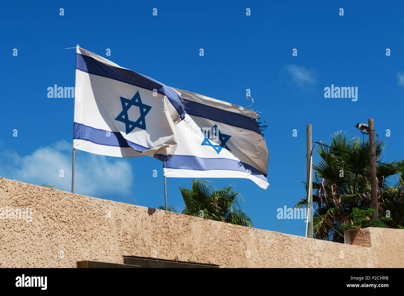 Tel Aviv, Israel: Zwei wehenden Fahnen von Israel. Die Flagge wurde am 28. Oktober 1948, fünf Monate nach der Gründung des Staates Israel Stockfoto