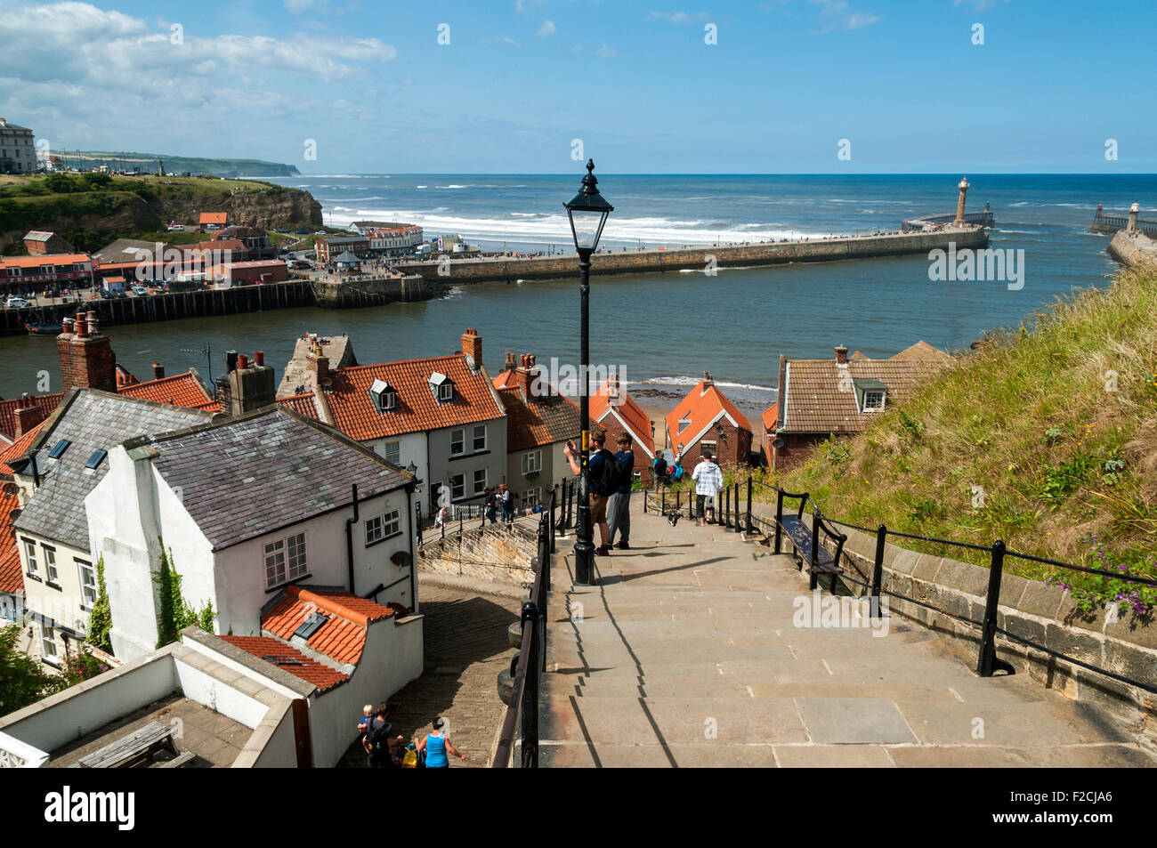 Die '199 Stufen"mit Hafen Pier West hinaus.  Whitby, Yorkshire, England, UK Stockfoto