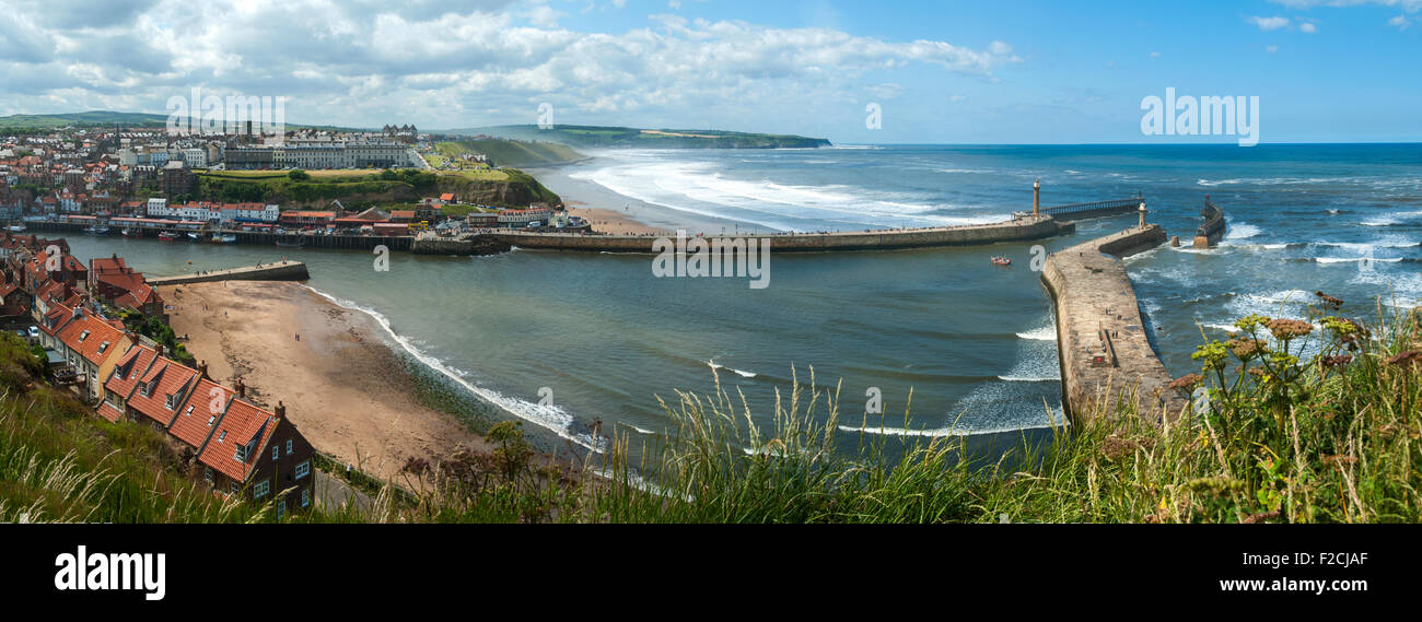 Die Pfeiler des Whitby Hafen mit Whitbys Bucht. Aus der Haggerlythe Klippe, Whitby, Yorkshire, England, UK Stockfoto