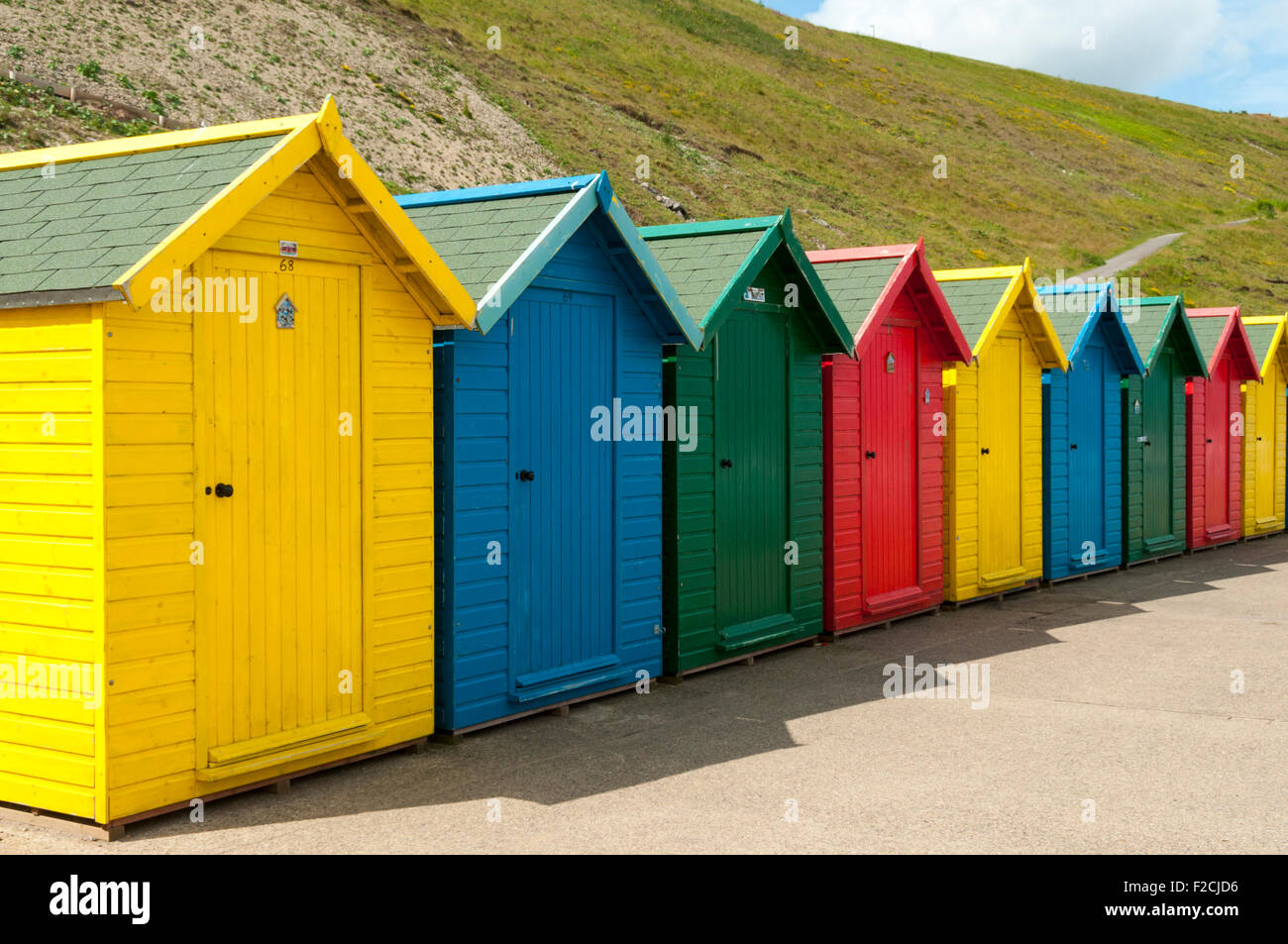 Mehrfarbige Strandhütten an Whitby Strand, Whitby, Yorkshire, England, UK Stockfoto